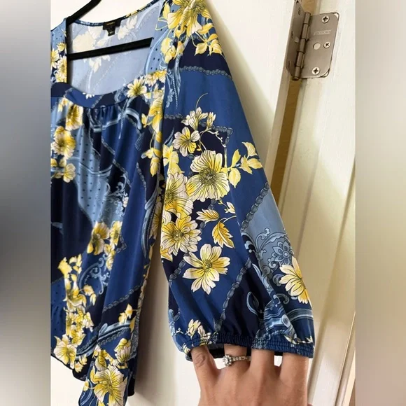 Espresso Navy and Yellow Floral Blouse - Picture 4 of 8